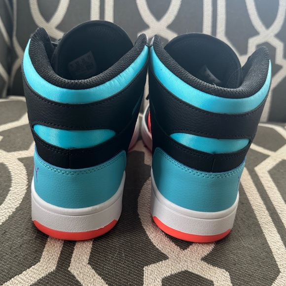 NWOT Puma Big Kids Rebound Layup SL sneakers Sz 6 - Picture 4 of 7